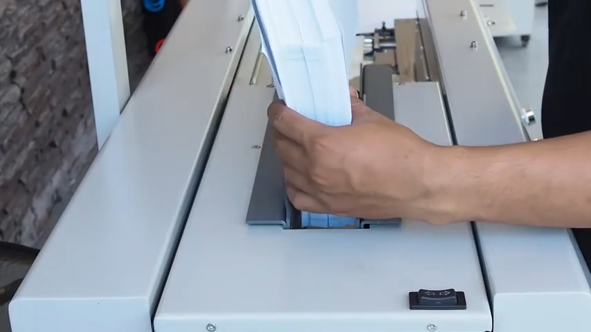 Meletakkan kertas pada mesin