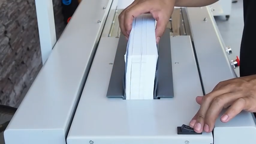 Menekan tombol penjepit kertas