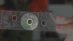 Isolasi bening untuk kalibrasi mesin laser cutting engraving