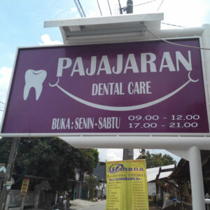 papan nama akrilik dokter gigi