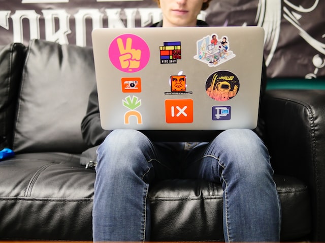 Sticker laptop yang unik dan menarik