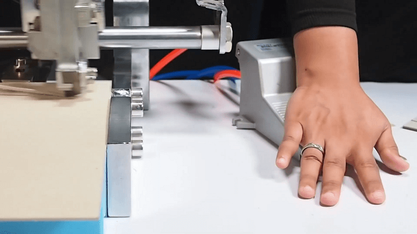Pengoperasian Foot Control Mesin Slotting V-Cut Pneumatik