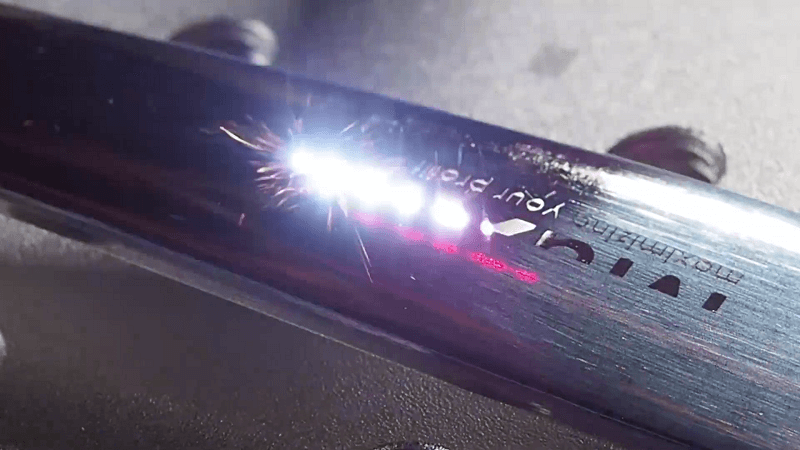 Proses fiber Laser Marking sendok stainless steel