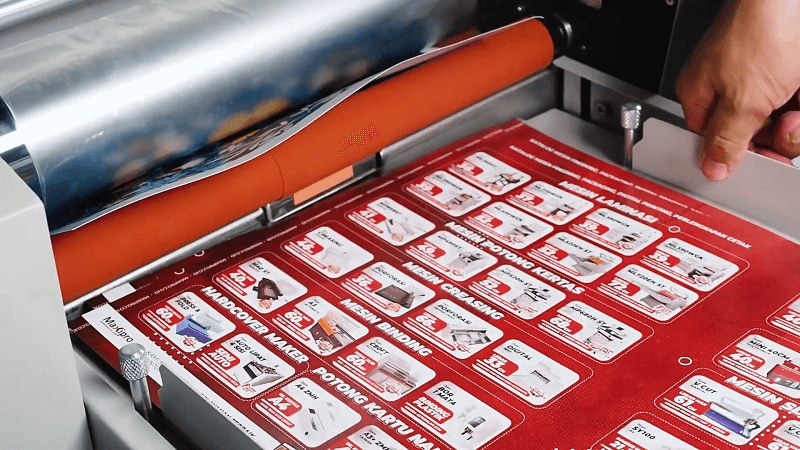 Mengisi Feeder Mesin Laminasi Roll Auto