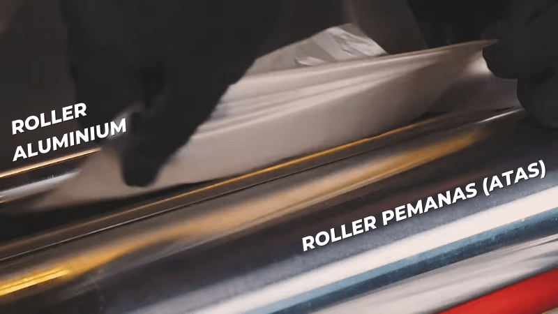 Giring Bahan Laminasi Atas Melewati Bawah Roller Aluminium dan ke celah Roller Pemanas