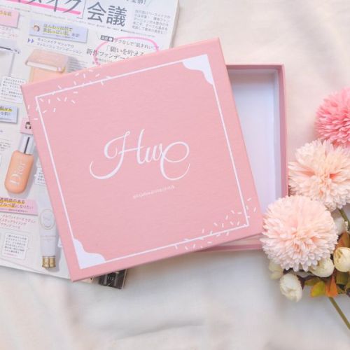 Box Pink dengan Typografi unik
