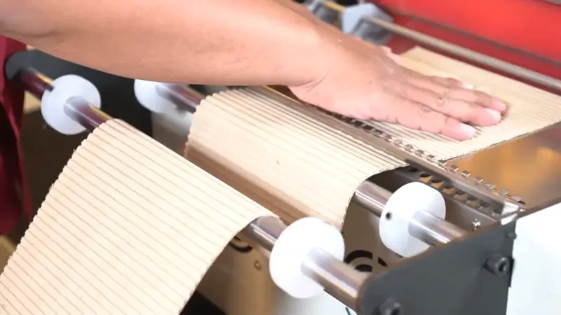 Potong Corrugated pakai Mesin Potong Roll To Sheet