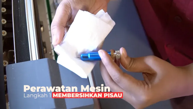 Membersihkan Pisau Mesin Label Cutting Sticker 350SFLF Pro