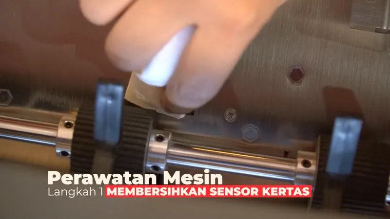 Membersihkan Sensor Kertas Mesin Label Cutting Sticker 350SFLF Pro
