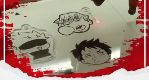 Gantungan kunci akrilik hasil laser cutting yang rapi dan presisi untuk usaha merchandise