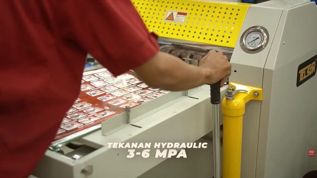Produksi Cepat
dan Rapi Dengan
Mesin Laminasi
Telson 390 W422
