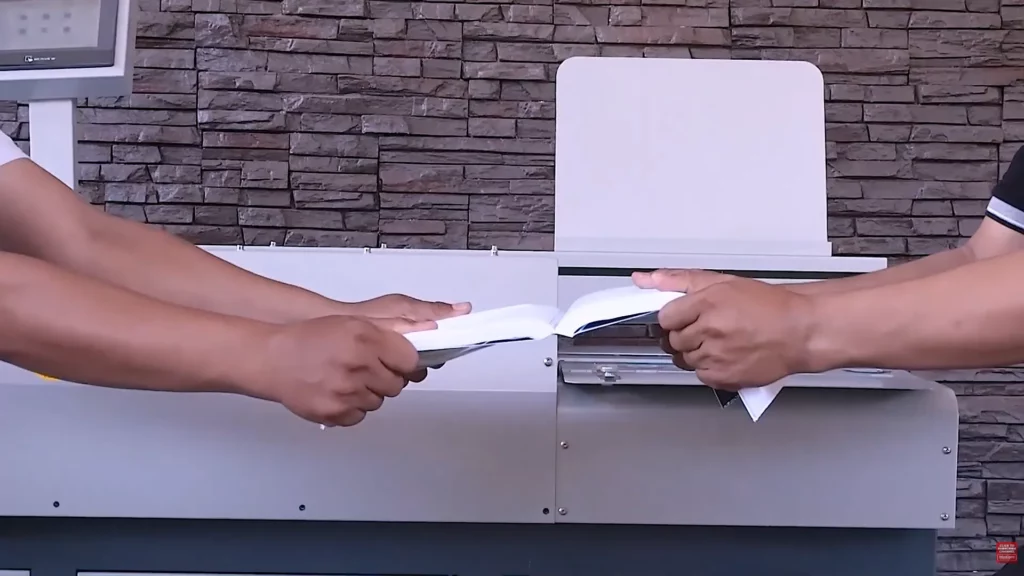 Lem Jilid Buku: 
Perbedaan 
Hot Melt EVA, 
PUR, dan Lem PVA